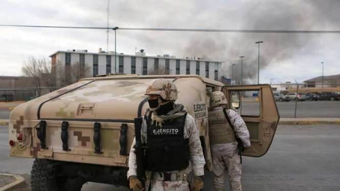 Tentara Meksiko berjaga di luar penjara negara bagian di Ciudad Juarez, Meksiko.