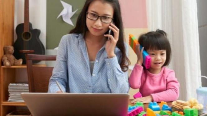 Seorang ibu yang bekerja dari rumah