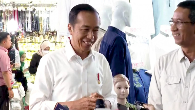 Presiden Jokowi memberikan keterangan pers kepada awak media