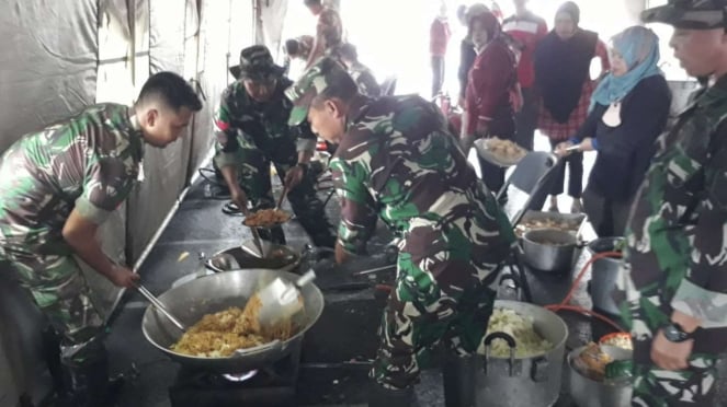 Banjir Kepung Semarang, Perahu LCR Prajurit Diponegoro TNI AD Sisir ...