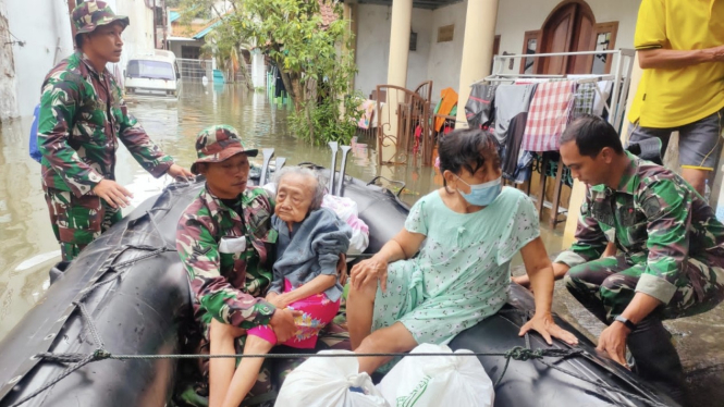 VIVA Militer: Prajurit TNI AD evakuasi lansia dengan perahu karet di Semarang