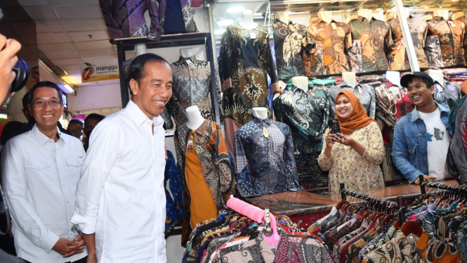 Presiden Jokowi berdialog dengan pedagang di Pasar Tanah Abang