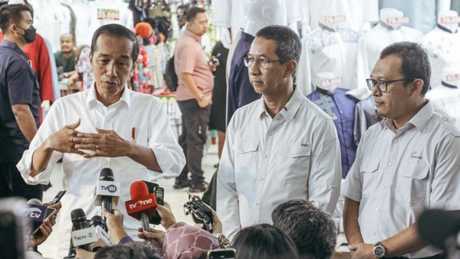 Presiden Jokowi didampingi Pj Gubernur DKI Heru Budi kunjungi Pasar Tanah Abang.