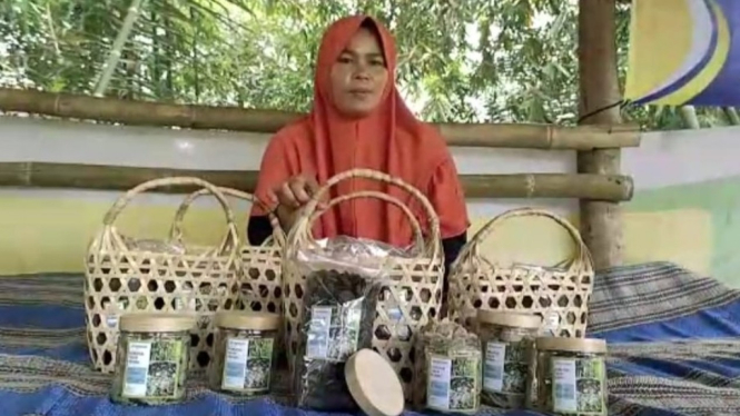 Pemilik bisnis kerupuk Daun Bambu, Ibad Badriah