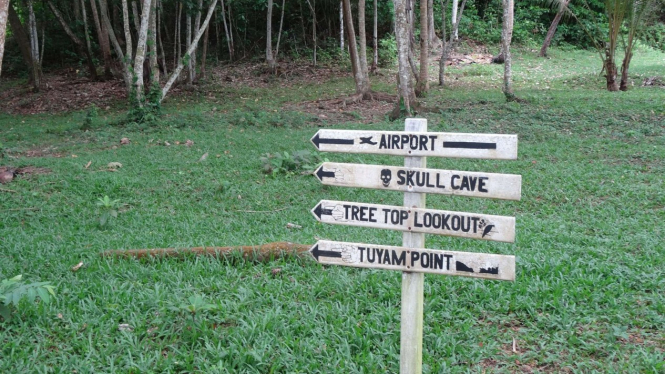 tanda ke bandara di Pulau Doini, Papua Nugini