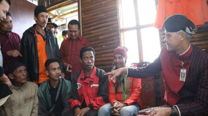 Ganjar Pranowo bersama kader PDIP penerima bantuan dari Baznas Jateng