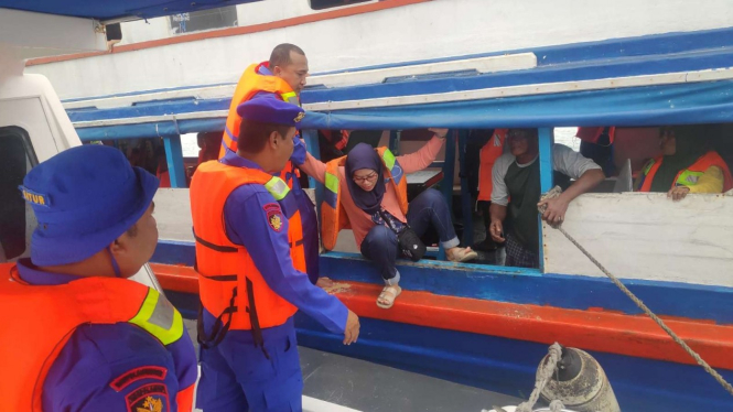 Evakuasi Kapal Tradisional KM Raksasa di Kepulauan Seribu.