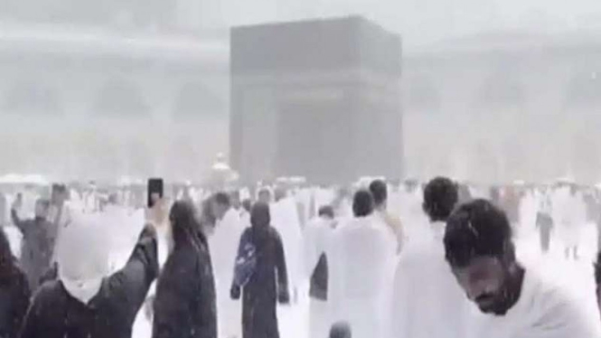 Video viral Kabah di Masjidil Haram, Mekah, Arab Saudi turun hujan salju 