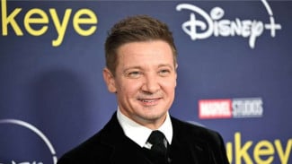 Jeremy Renner Berhasil Jalani Operasi Setelah Kecelakaan, Namun Masih Kritis