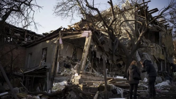 Rumah warga di Kiev, Ukraina, hancur akibat serangan roket Rusia, Senin 2 Januari 2023.