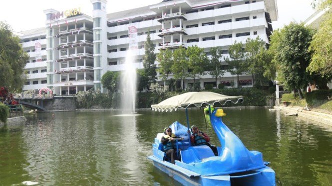 Perahu bebek air di danau Kampus UMM 3