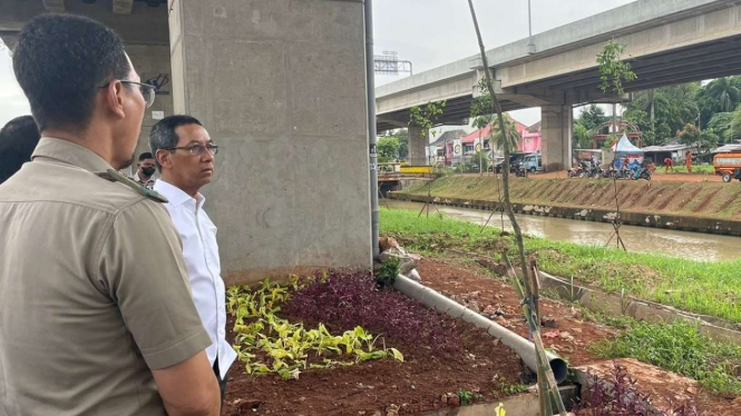 Pj Gubernur DKI Heru Budi Hartono meninjau urban farming di kolong tol Becakayu.