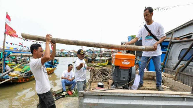 Kelompok nelayan di Karawang dapat bantuan mesin kapal