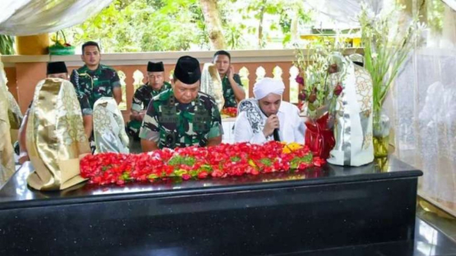 VIVA Militer: Pangdam Brawijaya ziarah ke Makam Waliyullah di Tuban