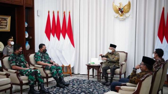 Wakil Presiden Ma'ruf Amin saat menerima Panglima TNI Laksamana Yudo Margono dan Kepala Staf Angkatan Laut (KSAL) Muhammad Ali, di Jakarta, Selasa, 3 Januari 2023.