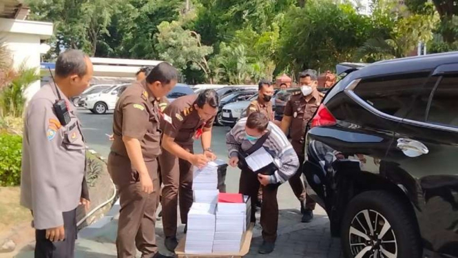 JPU Kejati Jatim menyerahkan berkas perkara Tragedi Kanjuruhan ke PN Surabaya.