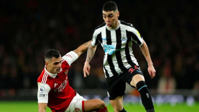 Pemain Newcastle United, Miguel Almiron berduel dengan Granit Xhaka (Arsenal)