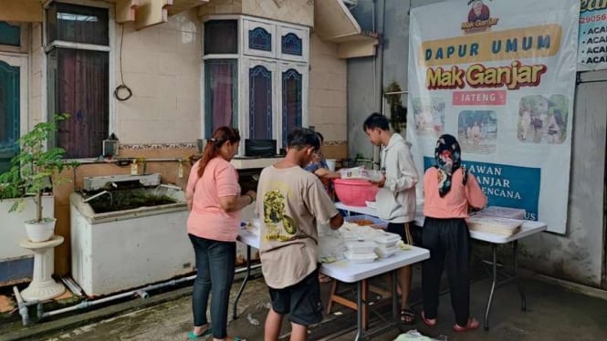  Relawan Mak Ganjar membuat dapur umum untuk korban banjir di Kudus