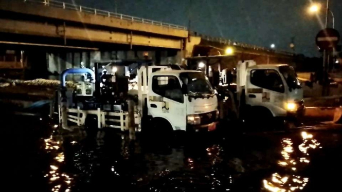 Dua truk pompa mobile dikerahkan untuk menyedot banjir di bawah Tol Kaligawe.