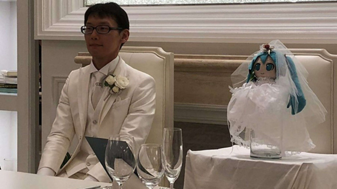 pria Jepang menikahi karakter virtual