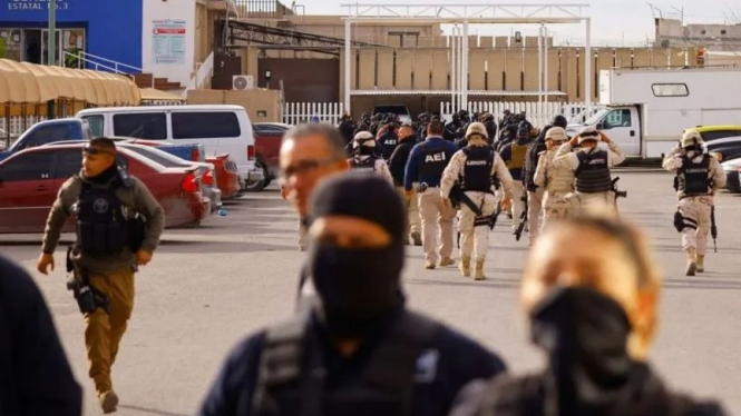 Pasukan keamanan tiba di penjara negara bagian Cereso nomor 3 setelah penyerang tak dikenal memasuki penjara dan membebaskan beberapa narapidana, mengakibatkan cedera dan kematian, menurut media lokal, di Ciudad Juarez, Meksiko, 1 Januari 2023.