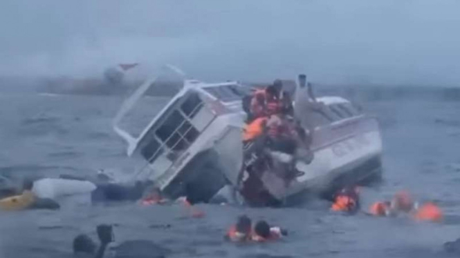 Kapal cepat tenggelam diterjang ombak di perairan Ketewel Gianyar Bali 