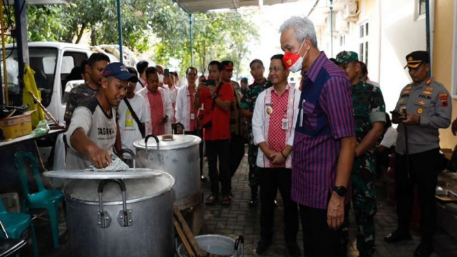 Gubernur Jawa Tengah Ganjar Pranowo mengecek dapur umum di Pekalongan