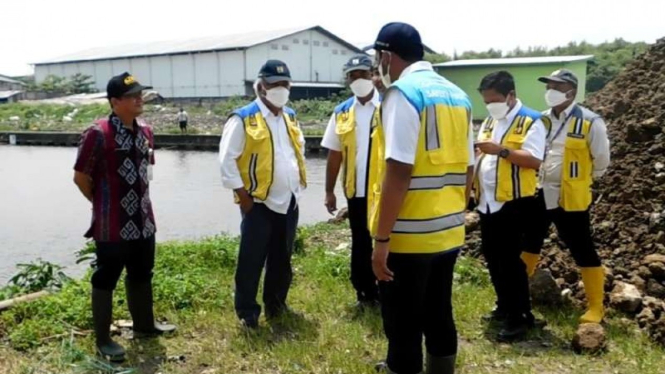 Menteri PUPR Basuki Hadimuljono mengecek proyek Jalan Tol Semarang-Demak.