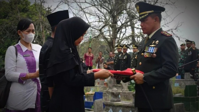 VIVA Militer: Prosesi pemakaman militer almarhum Kopral Satu Danang Santoso.