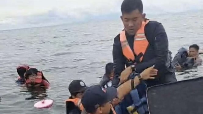 VIVA Militer: Prajurit TNI AL selamatkan penumpang Speed Boat Bang Baron 02