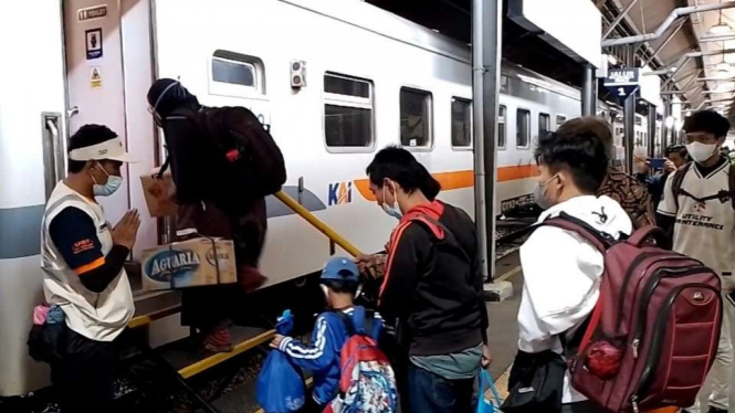 Penumpang naik ke kereta api di Stasiun Tawang Semarang.