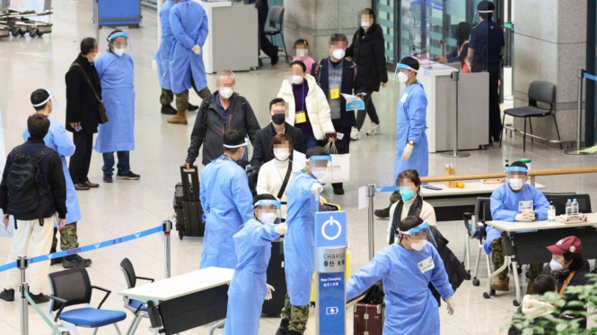 Turis dari China melakukan tes PCR di Bandara Internasional Incheon, Seoul, Korea Selatan