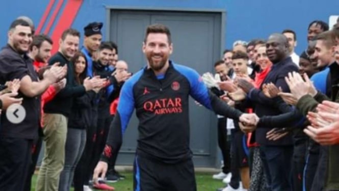 Lionel Messi mendapatkan guard of honour dari para pemain PSG.