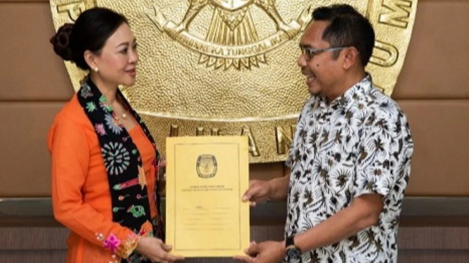 Istri eks Gubernur DKI Djarot Syaiful Hidayat, Happy Farida saat daftar ke KPU.