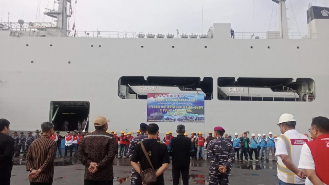 VIVA Militer: KRI Makassar-590 angkut logistik ke Pulau Karimun Jawa 