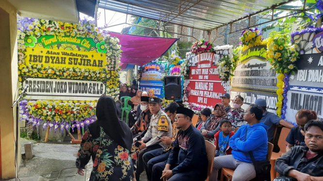 Karangan Bunga Meninggalnya Istri Wiji Thukul, Dyah Sujirah atau Sipon.