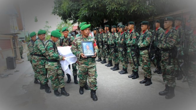 VIVA Militer: Proses pemakaman militer almarhum Sersan Satu Agus Widodo