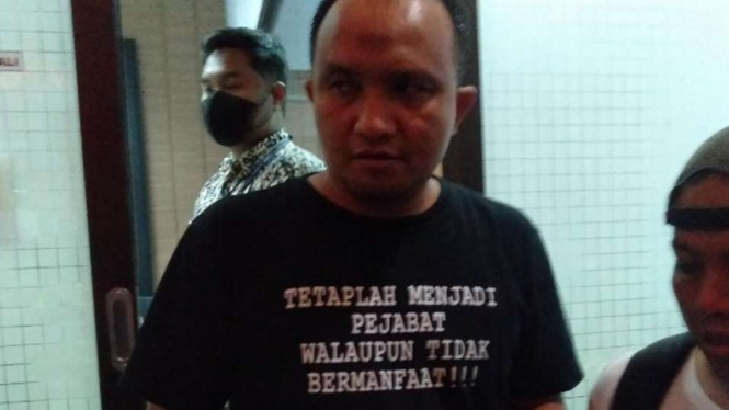 Seorang aktivis pemuda bernama Muhammad Fihiruddin ditahan oleh Polda NTB karena disangka menyebarkan informasi yang bermuatan sentimen SARA sebagaimana diatur dalam UU ITE.