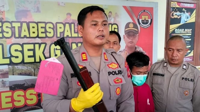 Polisi memperlihatkan tersangka dan barang bukti senapan angin untuk menembak burung dalam kasus salah sasaran tembak yang mengenai seorang pelajar hingga tewas di Palembang, Sumatera Selatan, Jumat, 6 Januari 2022.