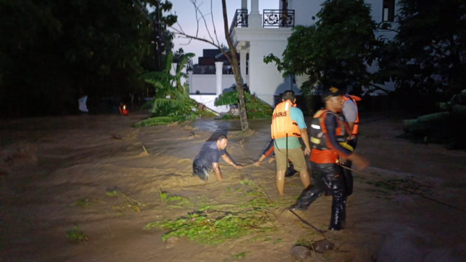 Tim SAR gabungan mengevakuasi warga yang terjebak banjir bandang di Tembalang, Jumat, 6 Januari 2023.