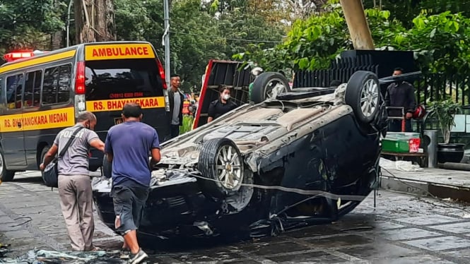 Mobil mengalami kecelakaan tunggal di Kota Medan, Sopir tewas.