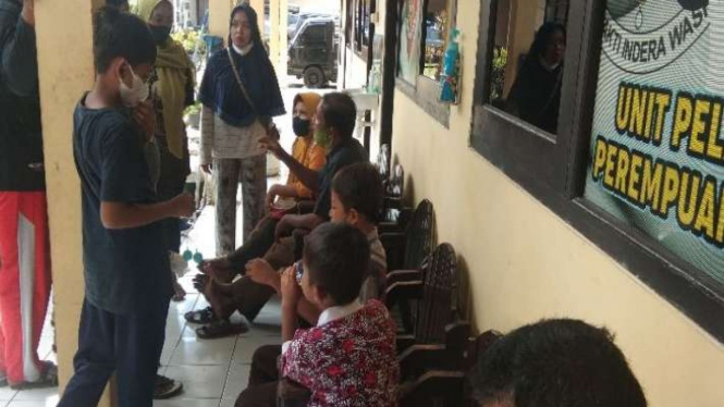 Sejumlah keluarga korban melaporkan kasus pencabulan terhadap anaknya oleh seorang guru mengaji sekaligus guru rebana kepada Polres Batang, Jawa Tengah, Kamis, 4 Januari 2023.