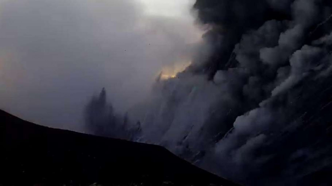 Gunung Marapi di Kabupaten Agam dan Kabupaten Tanah Datar, Sumatera Barat, dilaporkan erupsi sejak Minggu, 8 Januari 2023, dan telah menyemburkan abu vulkanik sebanyak 15 kali.
