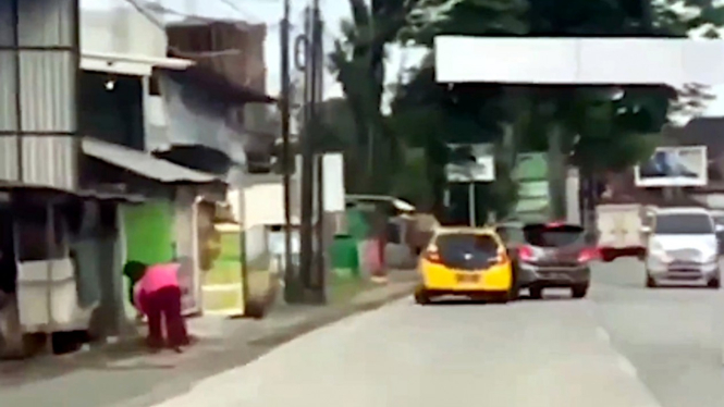 VIVA Otomotif: Dua pengemudi mobil LCGC berselisih di jalan