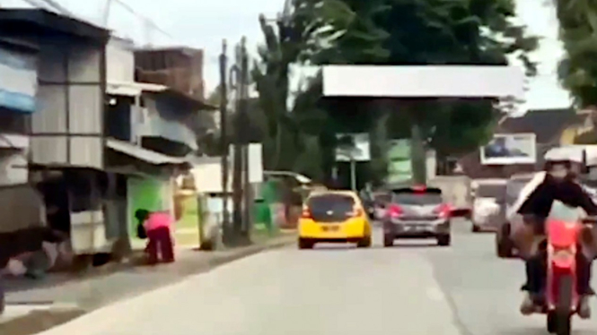 VIVA Otomotif: Dua pengemudi mobil LCGC berselisih di jalan