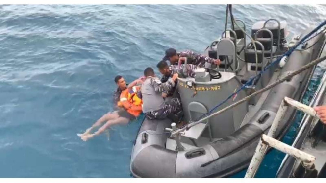 VIVA Militer: KRI Albakora-867 berhasil temukan Serma Wiyoto di Perairan Papua 
