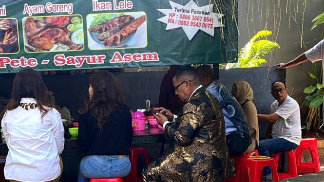 Hotman Paris makan pecel lele pinggir jalan