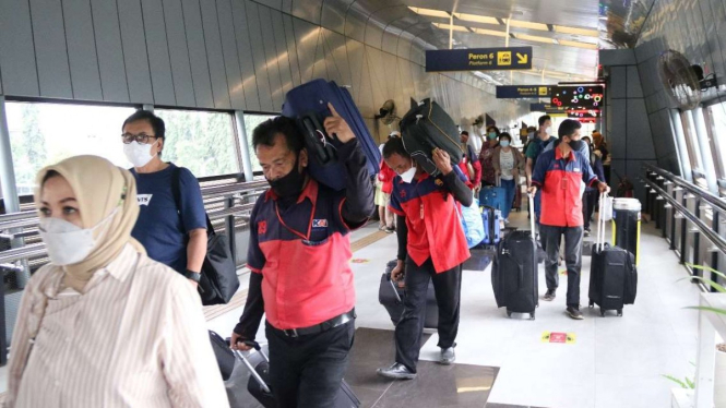 Situasi arus penumpang di Stasiun Bandung, Jawa Barat.