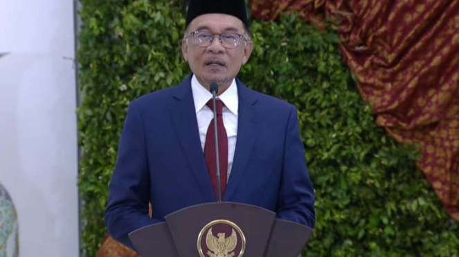 Perdana Menteri Malaysia Dato Sri Anwar Ibrahim berbicara kepada wartawan dalam konferesi pers bersama Presiden Joko Widodo di Istana Bogor, Jawa Barat, Senin, 9 Januari 2023.