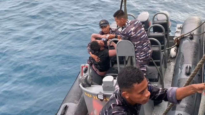 VIVA Militer: Kapal Perang TNI AL evakuasi korban speed boat tenggelam di Papua